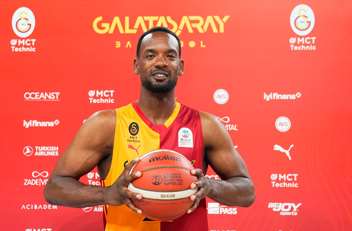 Galatasaray\'ın yeni transferleri Pierre ve Bleijenbergh kadrodan umutlu