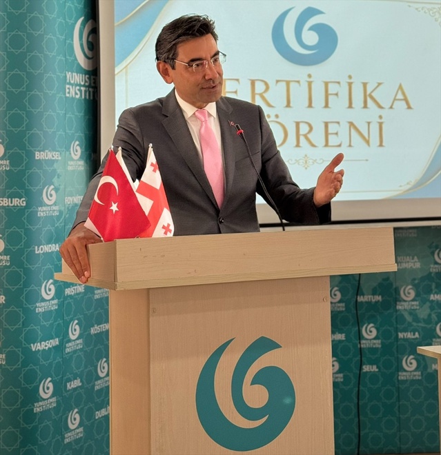 Gürcü askerlere Tiflis'te düzenlenen törenle Türkçe sertifikaları verildi