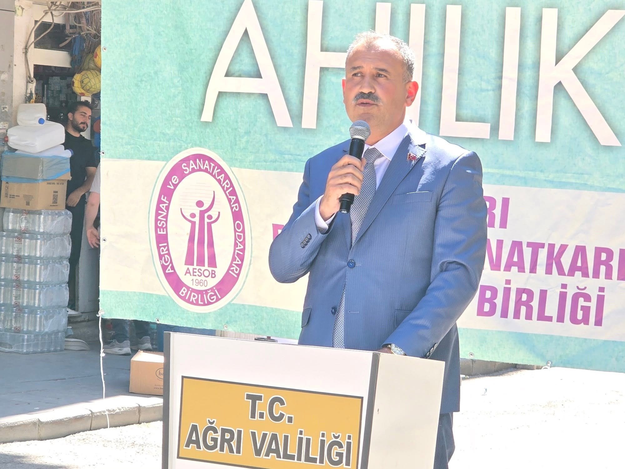 Ağrı'da Ahilik Haftası ilk kez caddeye taşındı, ahilere plaket verildi