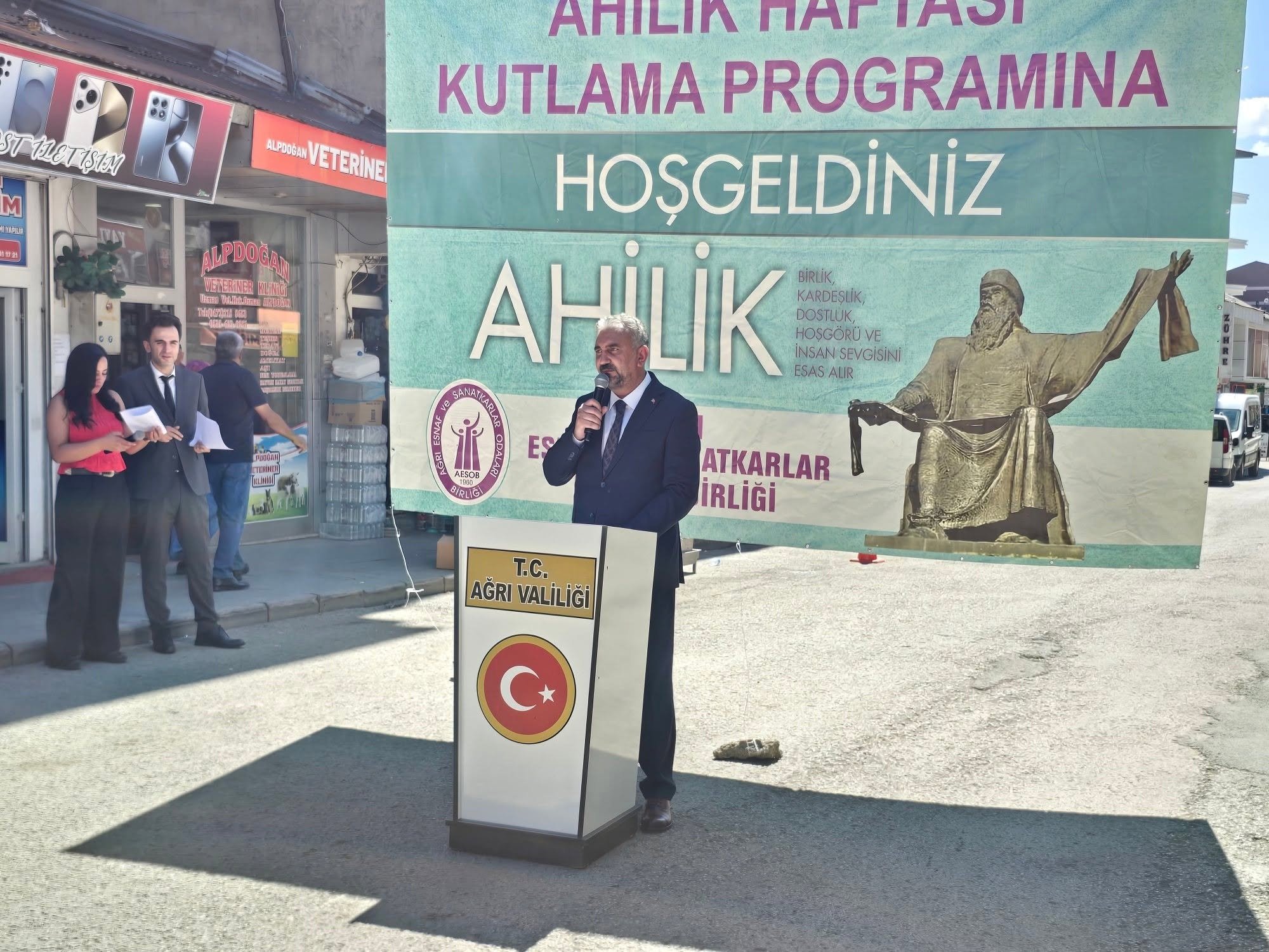 Ağrı'da Ahilik Haftası ilk kez caddeye taşındı, ahilere plaket verildi