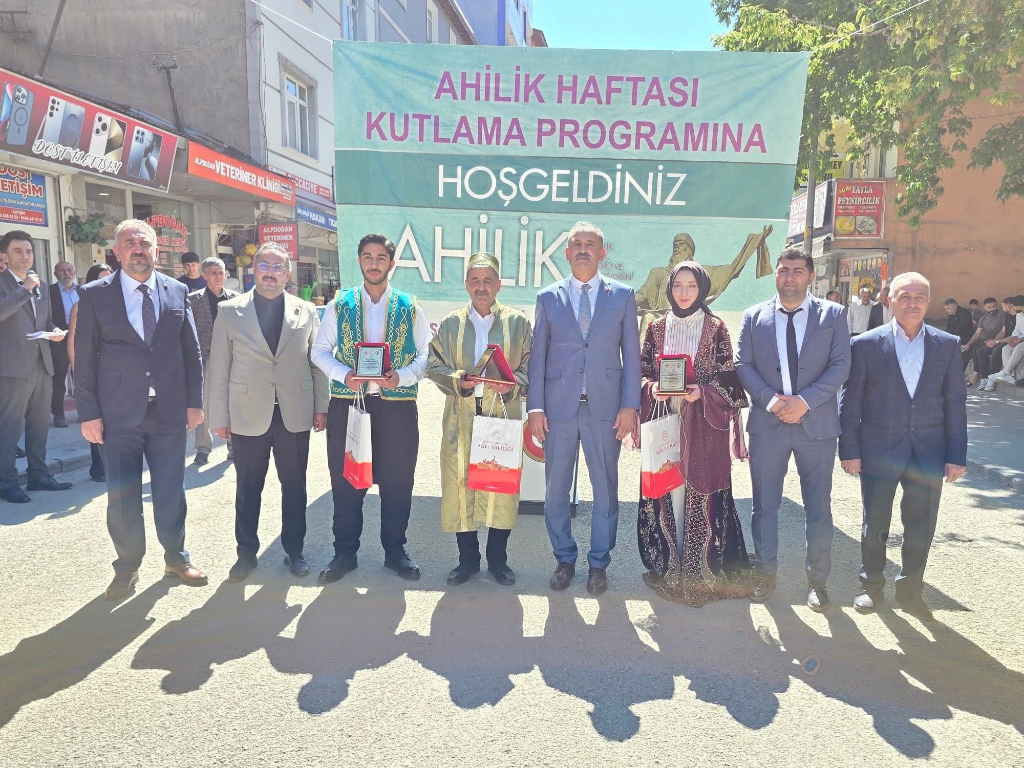 Ağrı'da Ahilik Haftası ilk kez caddeye taşındı, ahilere plaket verildi