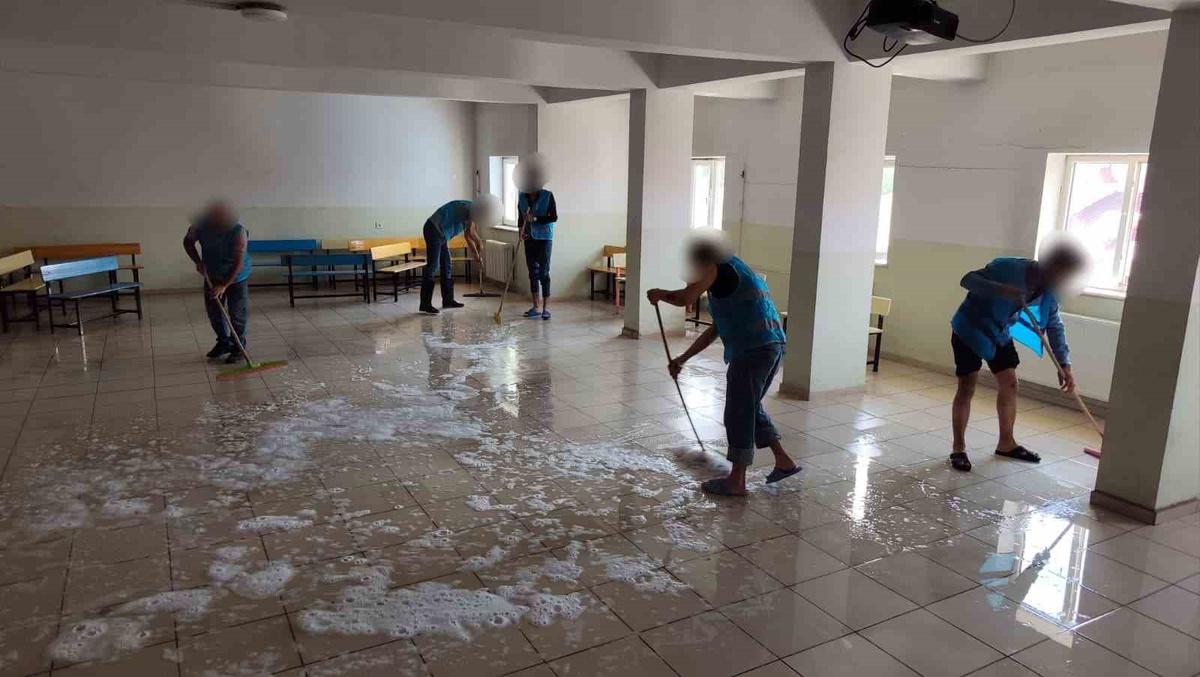 Hakkari\'de yükümlüler 23 cami ve 8 okulda temizlik yaptı