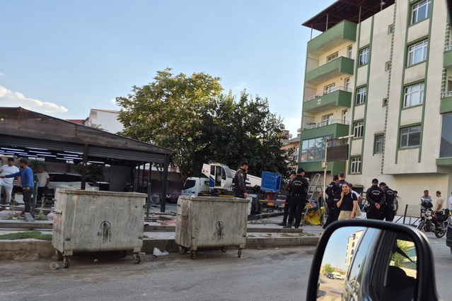 Iğdır'da ruhsatsız oto yıkama yapısı, işletme sahibinin direnmesine rağmen yıkıldı