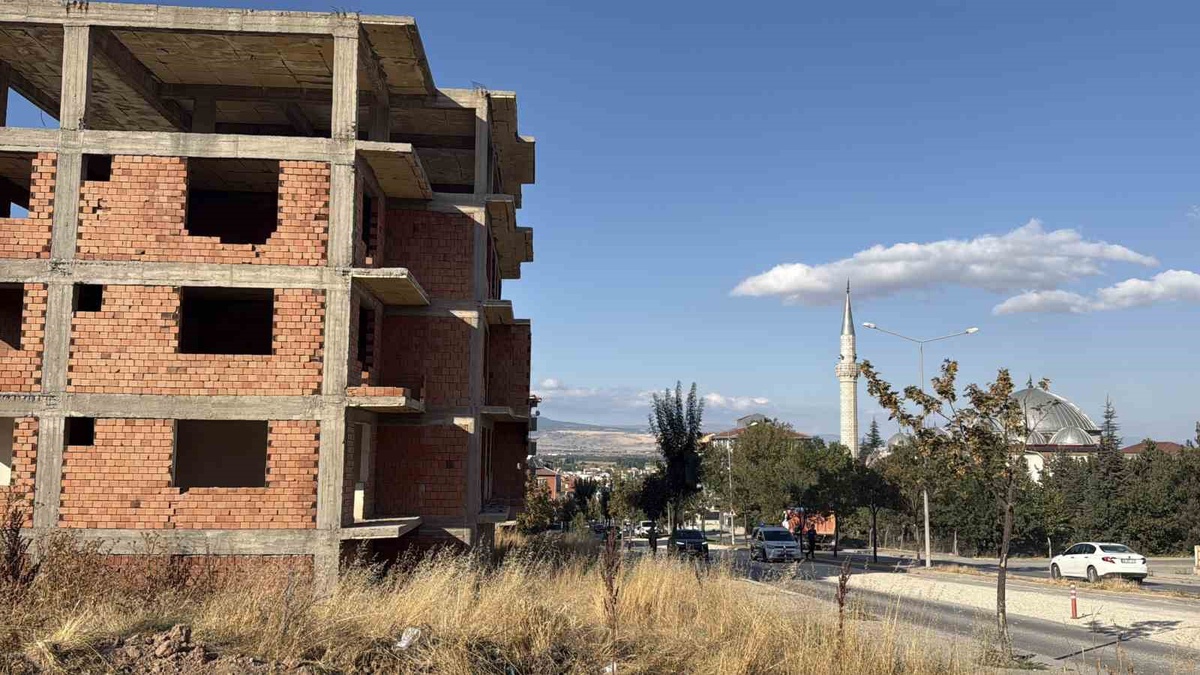 Eskişehir\'de inşaatın 4. katından düşen 41 yaşındaki şahıs ağır yaralandı