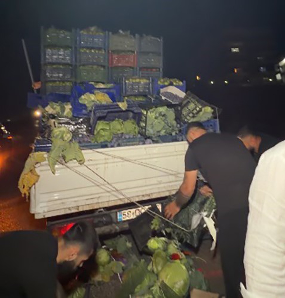 İzmir Menemen'de yola saçılan meyve sebzeyi vatandaşlar imeceyle topladı