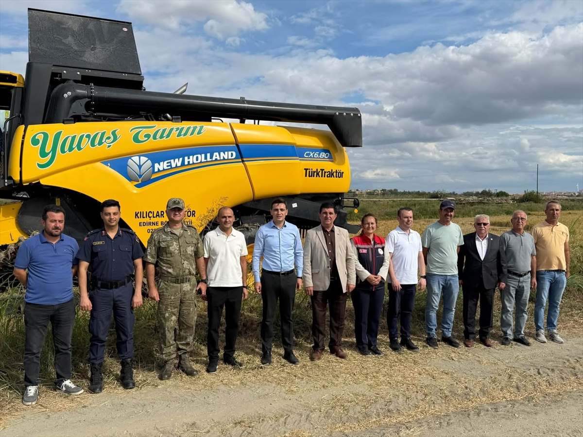 İpsala\'da çeltik hasat sezonu açıldı, Kaymakam Güzel biçerdöver kullandı