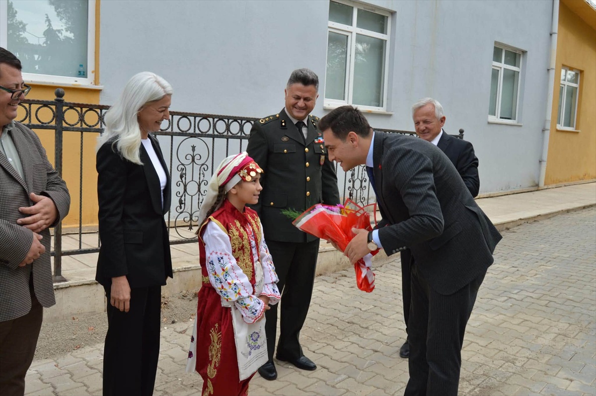 İpsala\'da İlköğretim Haftası kutlamasında öğrenciler gösteri sundu