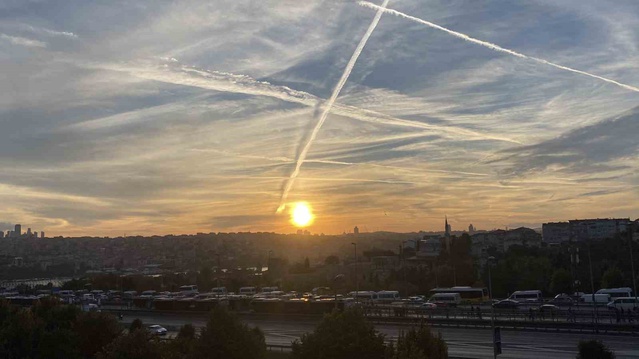 İstanbul'da gün doğumu kızıllıkla görsel şölene dönüştü