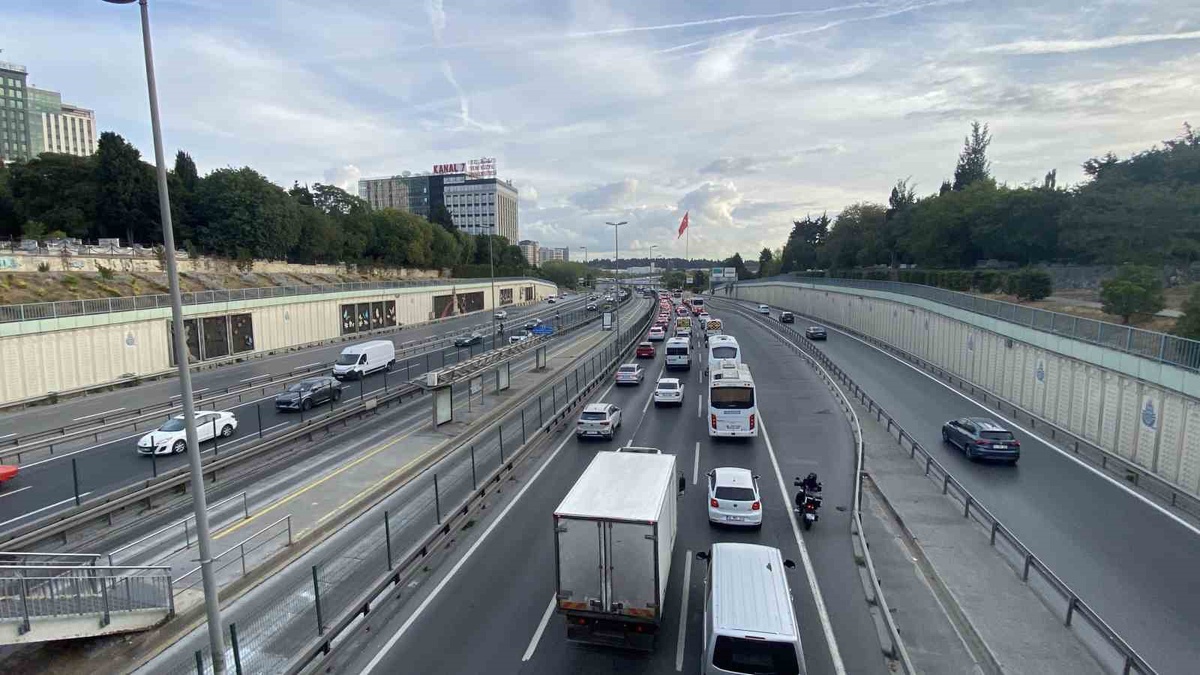 İstanbul\'da okulların ikinci günü trafik yoğunluğu yüzde 58\'e çıktı