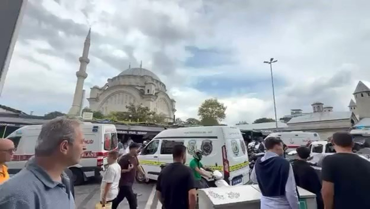 İstanbul Fatih ilçesi Sofçuhan İşhanı içinde bir döviz bürosunda çıkan silahlı kavgada 2 kişi hayatını kaybederken, 2 kişi yaralandı. Bir şüphelinin de yakalandığı öğrenildi. Olayla ilgili inceleme başlatıldı.