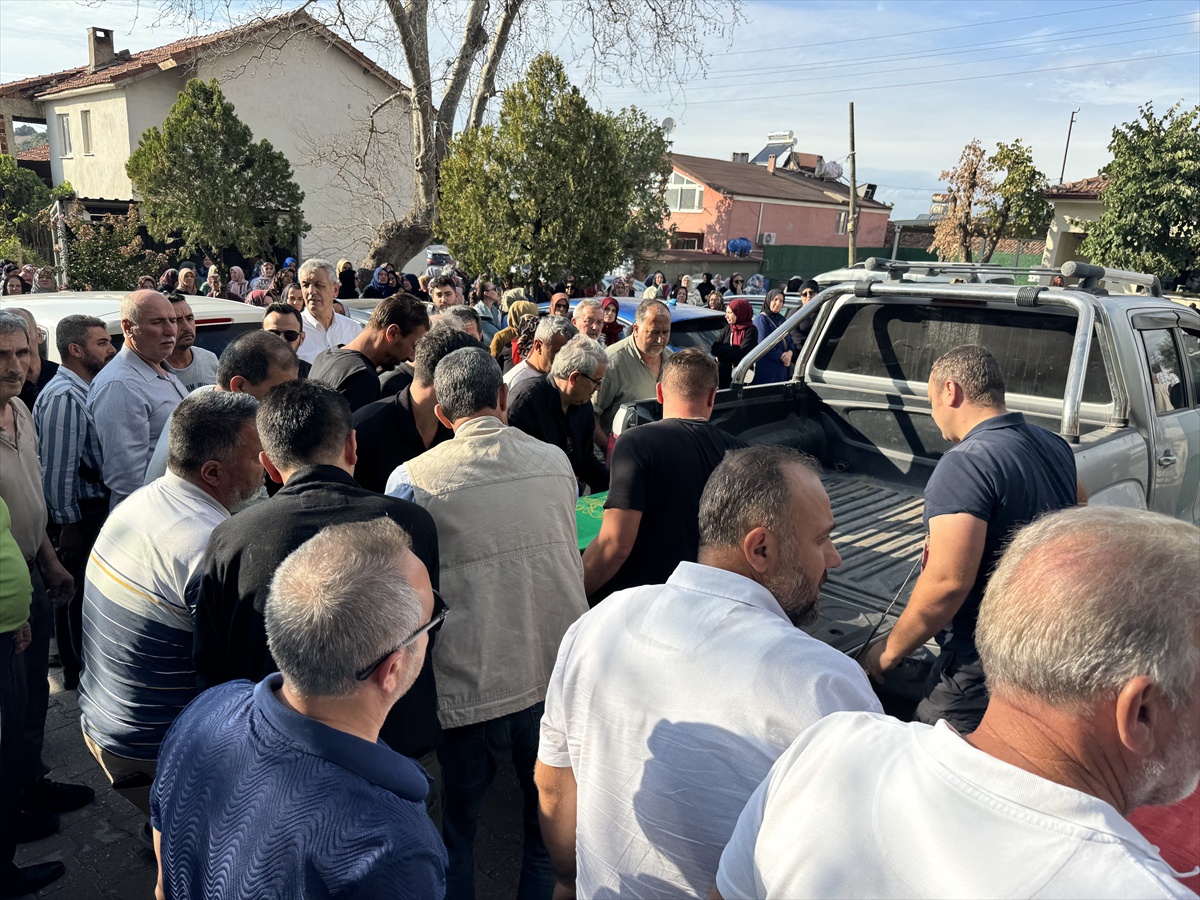 İznik Gölü\'nde ölü bulunan öğretmen Yalova\'da son yolculuğa uğurlandı