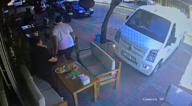 Manavgat'ta kontrolden çıkan hafif ticari araç kafeye daldı, 1 kişi yaralandı