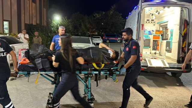 Kahta'da kaldırımda oturan 19 yaşındaki gence otomobil çarptı, ağır yaralandı