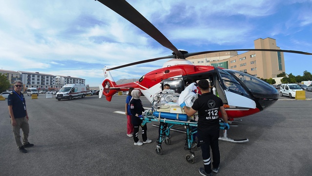 Bitlis'te kalp rahatsızlığı olan 1 günlük bebek helikopter ambulansla Van'a sevk edildi