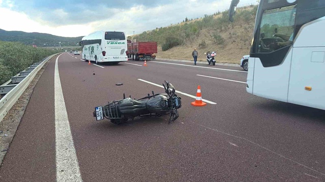 Bursa'da otoyolda kamyona çarpan motosikletin sürücüsü hastanede öldü