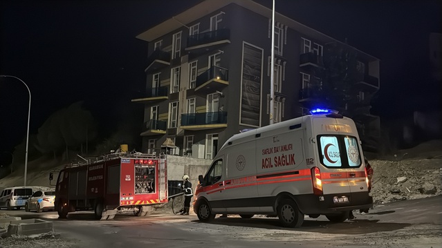 Karabük 100. Yıl Mahallesi'nde apartman yangını, dumandan etkilenen 2 kişi hastanede