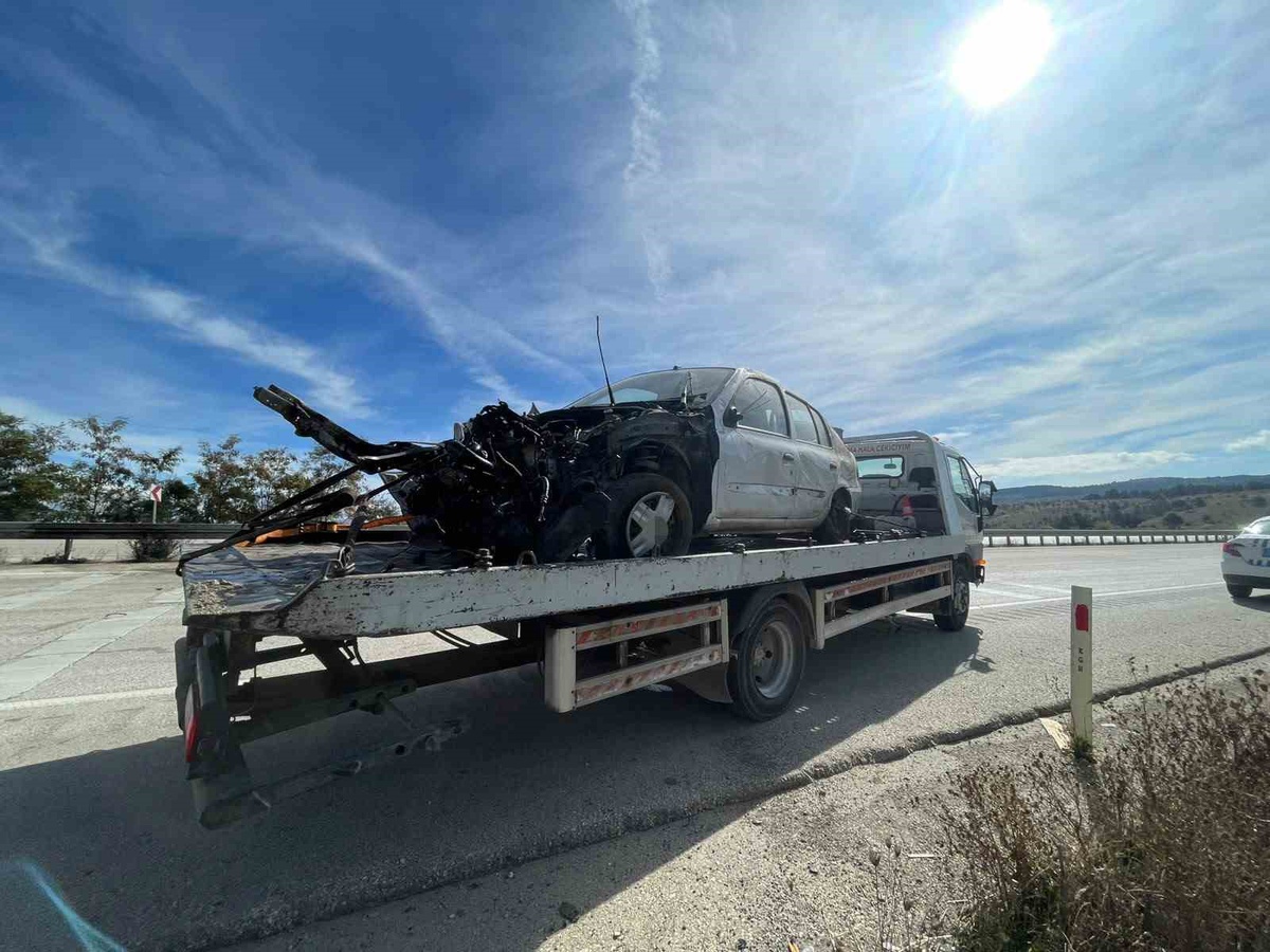 Kastamonu Devrekani\'de otomobil elektrik direğine çarptı, 2 kişi yaralandı