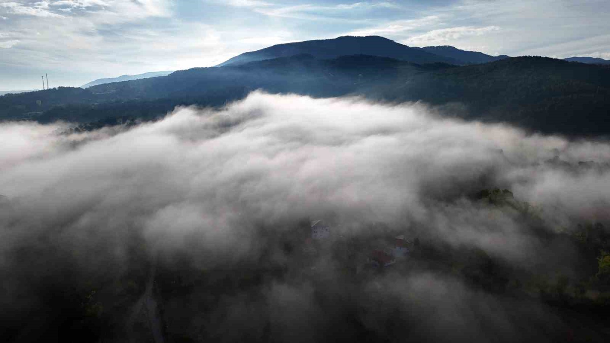 Kastamonu İhsangazi'de sabah sisi ilçe merkezini ve ormanlık alanı kapladı