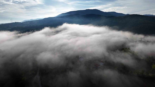 Kastamonu İhsangazi'de sabah sisi ilçe merkezini ve ormanlık alanı kapladı