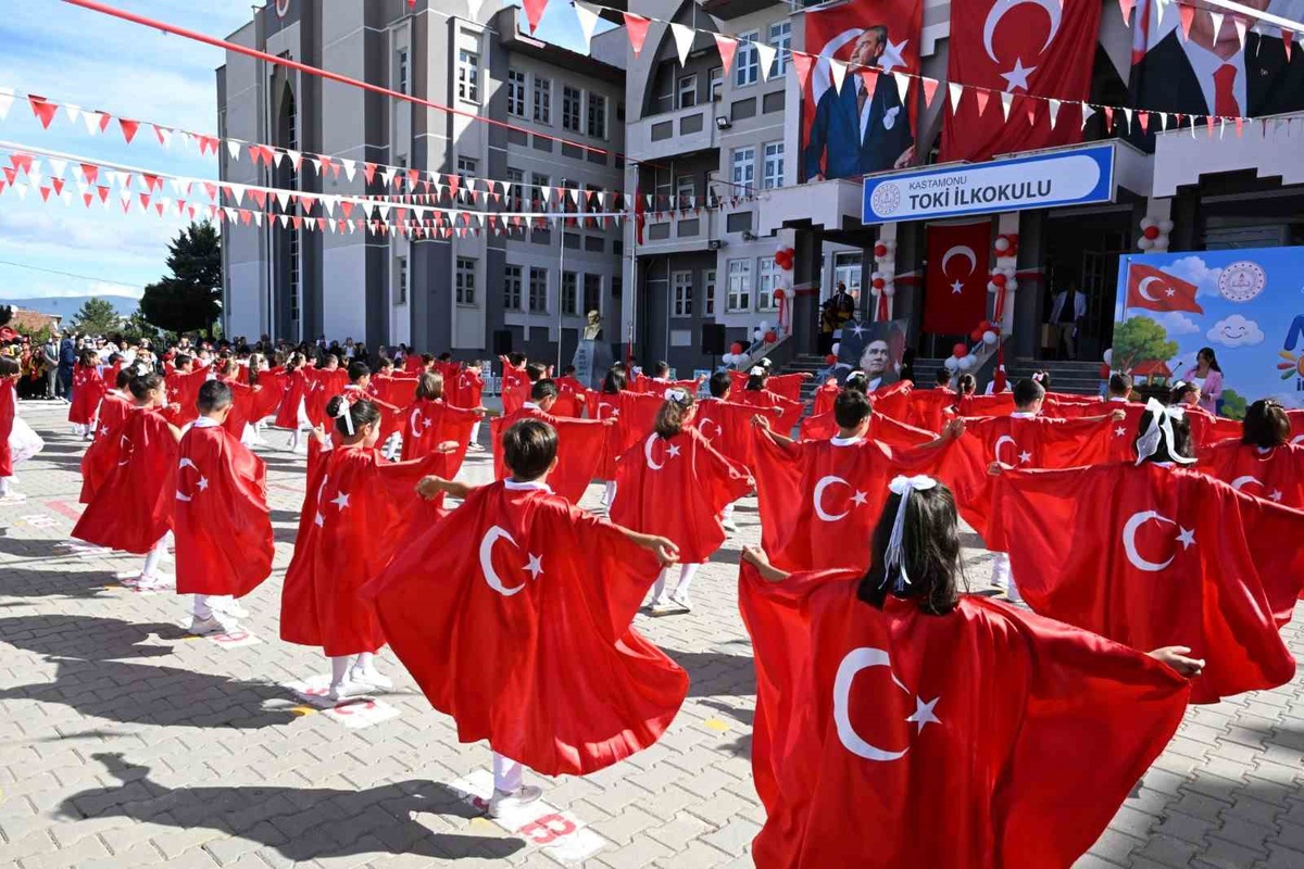 Kastamonu\'da İlköğretim Haftası TOKİ İlkokulu\'nda düzenlenen törenle kutlandı