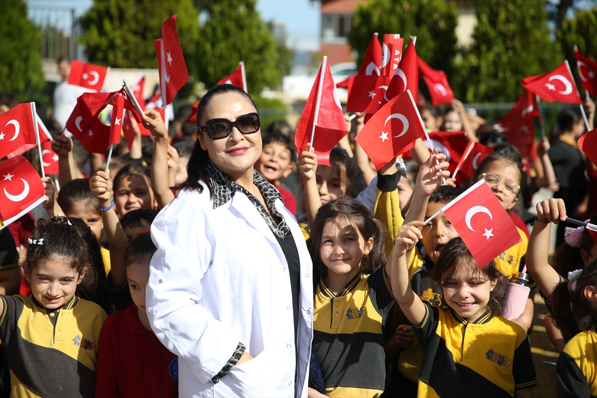 Kastamonu\'da öğrenciler Türk bayraklarıyla gösteri yaptı