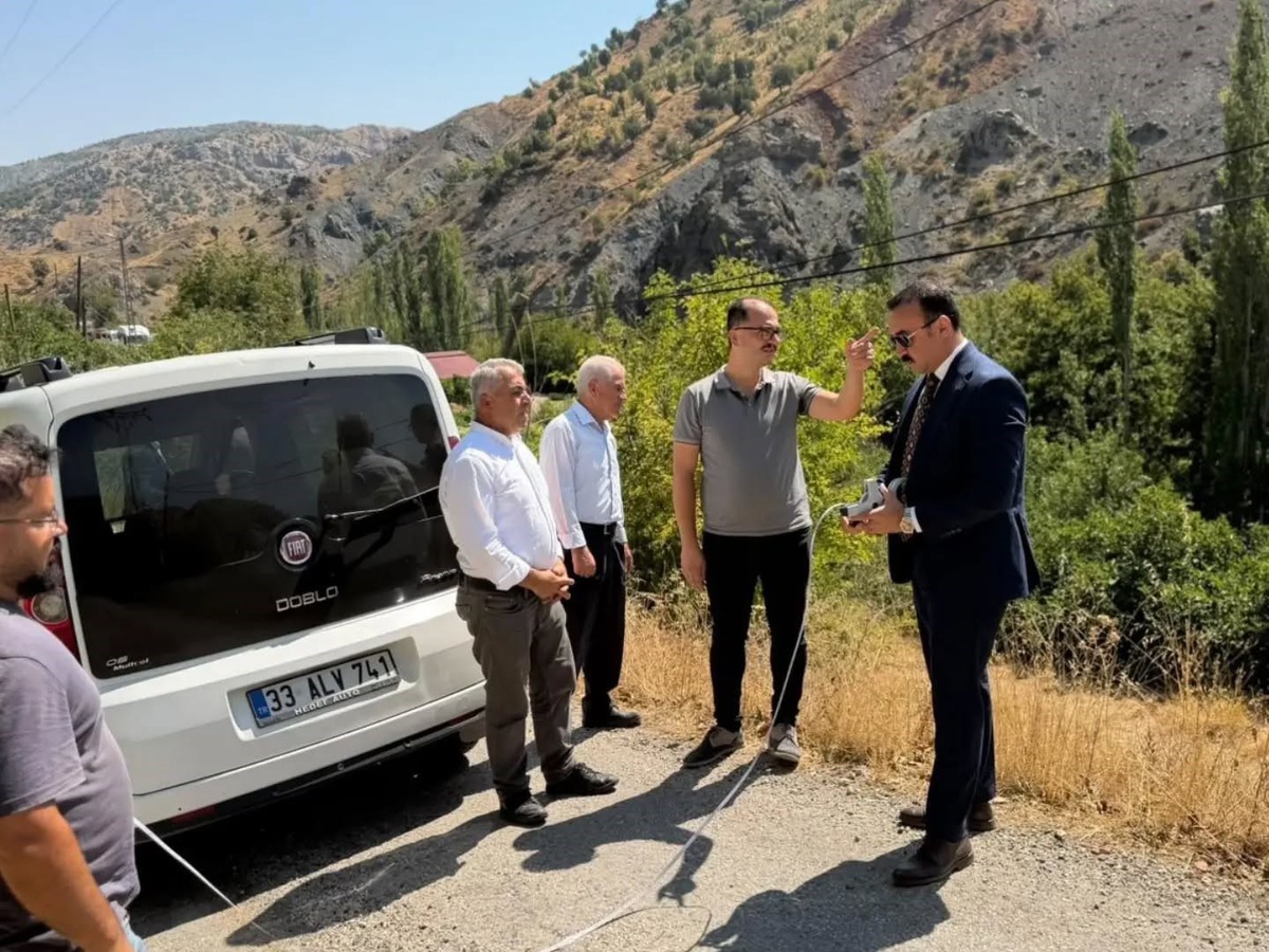 Çelikhan Kaymakamı Pelvan, sıcak asfalt planlanan köy yolunu inceledi