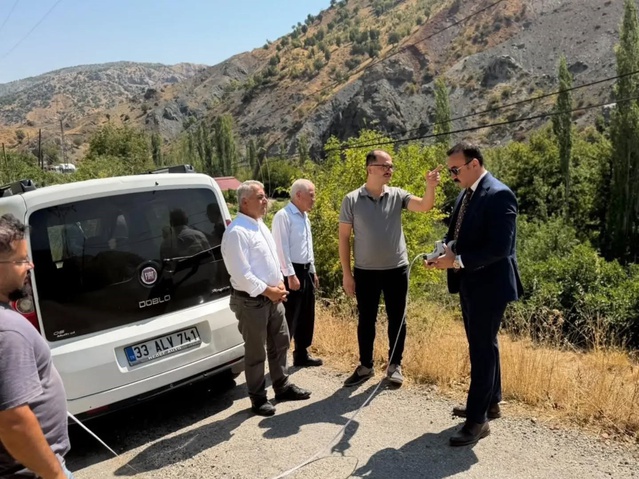 Çelikhan Kaymakamı Pelvan, sıcak asfalt planlanan köy yolunu inceledi