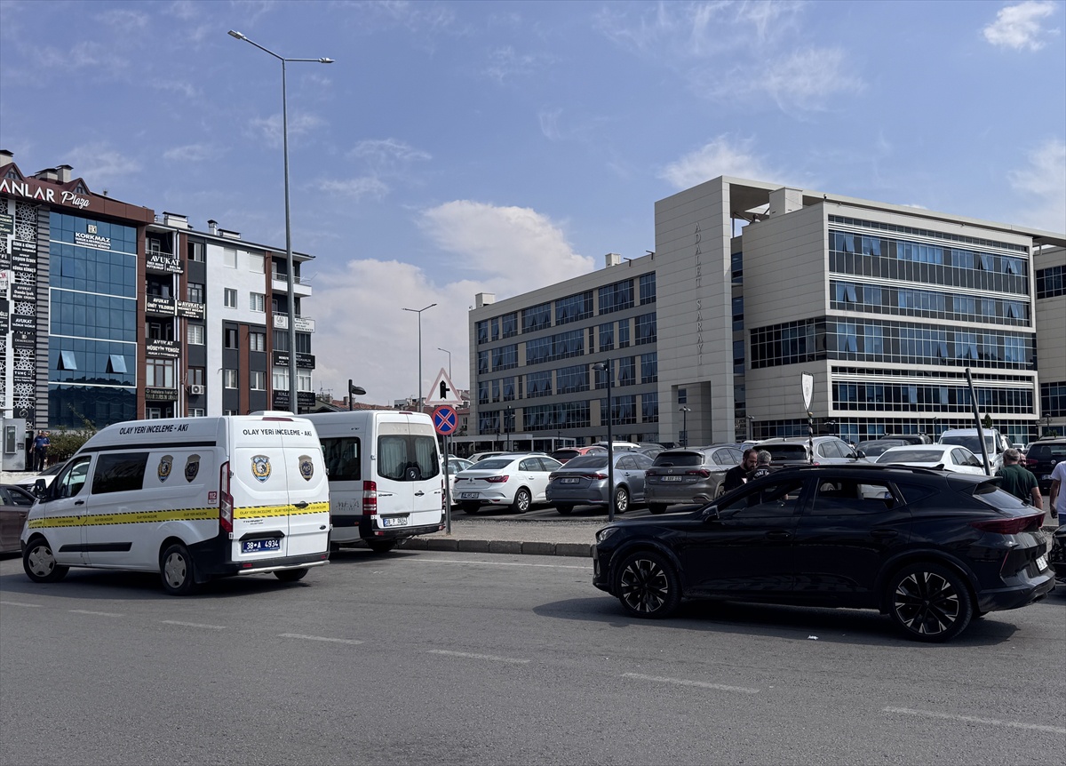 Kayseri\'de park halindeki otomobili kaçıran 4 çocuk kovalamacayla yakalandı