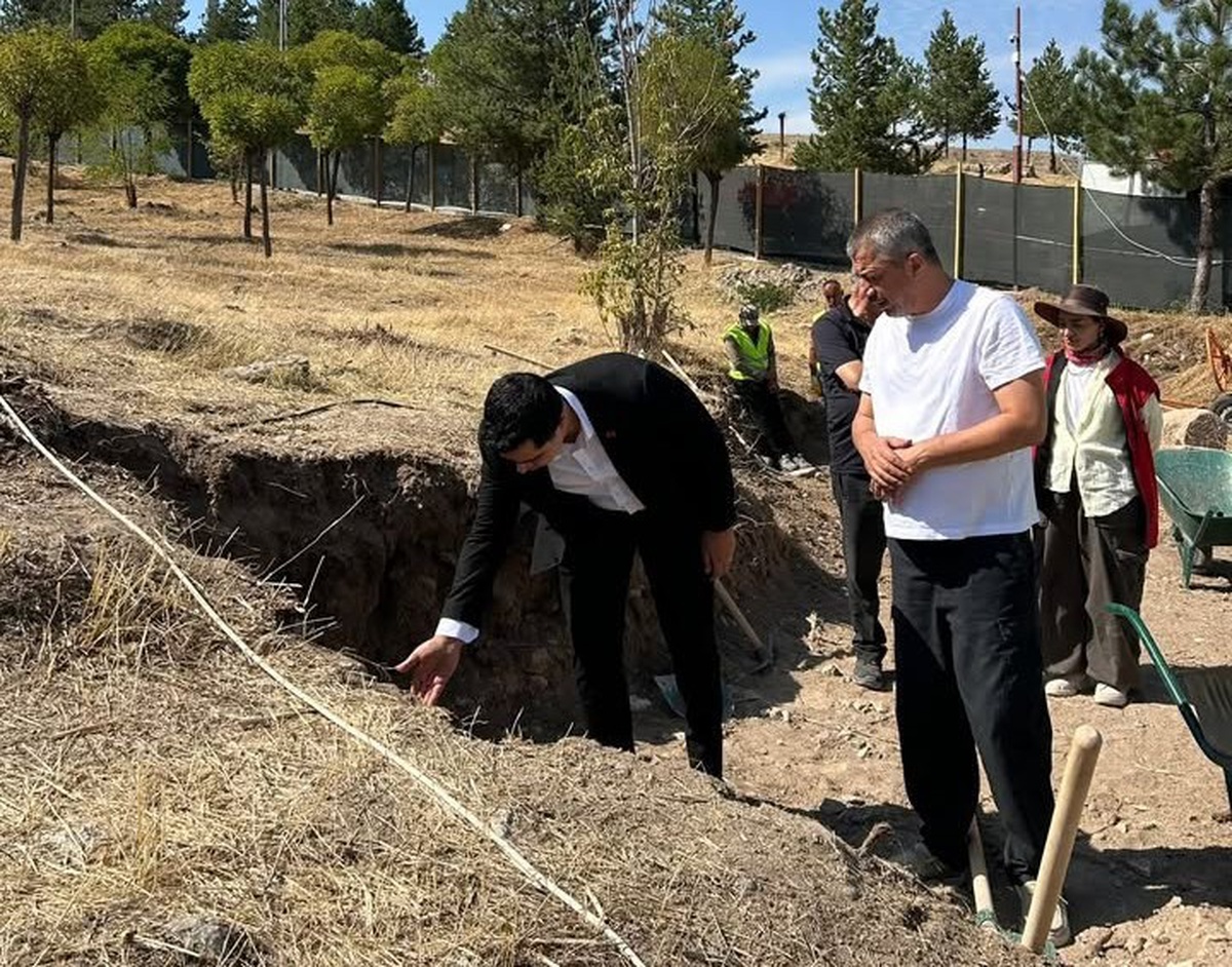 Kemah\'ta Sultan Melik Türbesi\'ndeki restorasyon çalışmaları yerinde incelendi