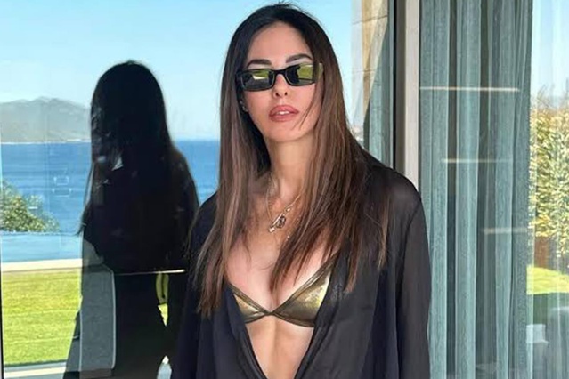 54 yaşındaki Defne Samyeli'nin bikinili pozu olay oldu