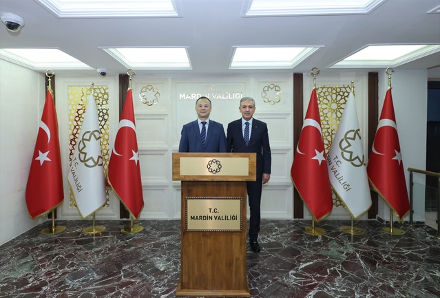Kırgızistan'ın Ankara Büyükelçisi Kazakbaev, Mardin Valisi Akkoyun'u makamında ziyaret etti