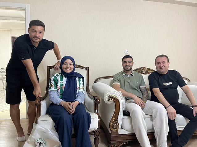 Konyaspor, kanser tedavisi gören 17 yaşındaki taraftarı Sude Ay'ı evinde ziyaret etti