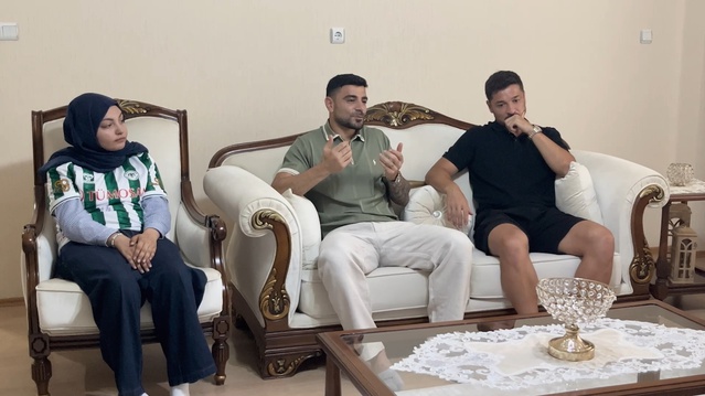 Konyasporlu futbolcular omurilik kanseri tedavisi gören 17 yaşındaki taraftarı ziyaret etti