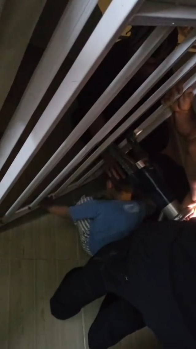 Adıyaman'da balkon korkuluklarına sıkışan çocuk itfaiye tarafından kurtarıldı
