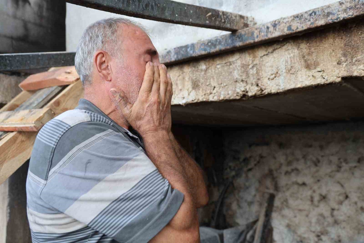 Kozan\'daki yangında evleri yanan 3 aileye konteyner teslim edildi