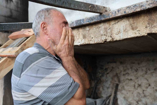 Kozan'daki yangında evleri yanan 3 aileye konteyner teslim edildi