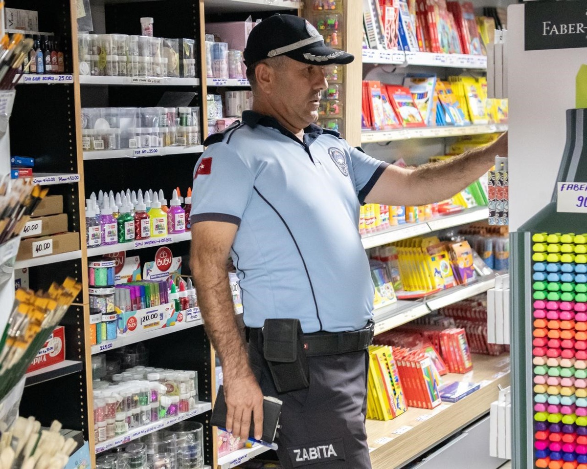 Kuşadası\'nda kırtasiyelere denetim, raf-kasa uyumuna bakıldı