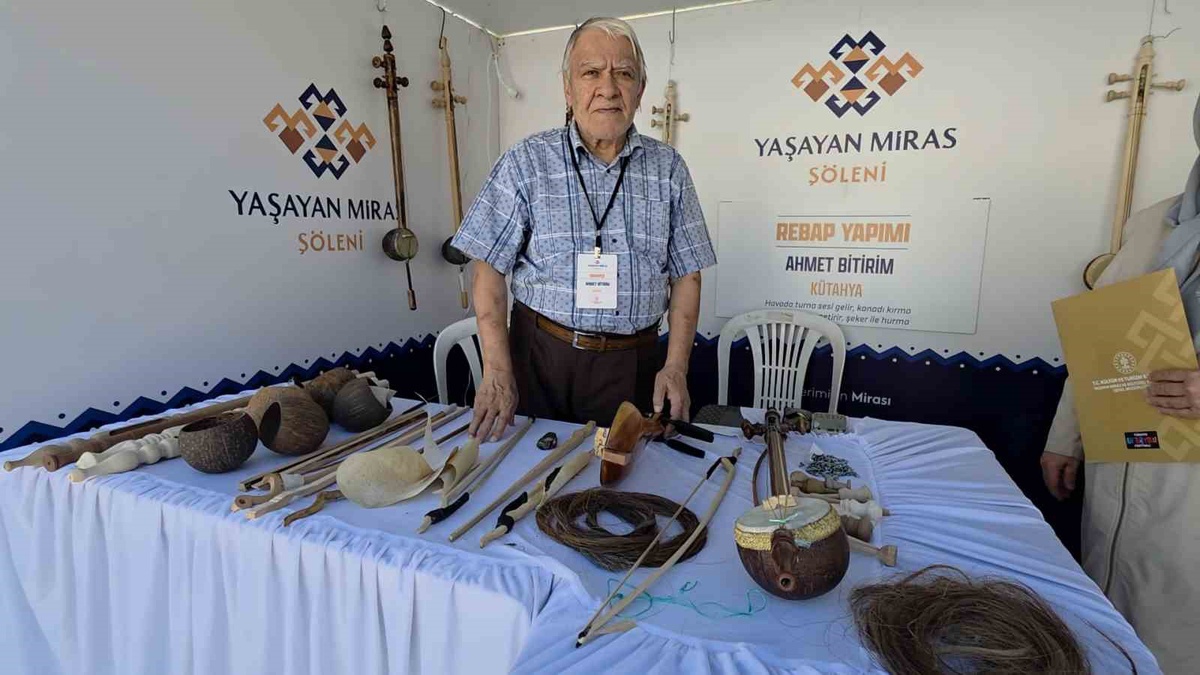 Kütahya\'da rebap geleneğini 60 yıldır sürdüren Ahmet Bitirim, sazı yapan tek kişi