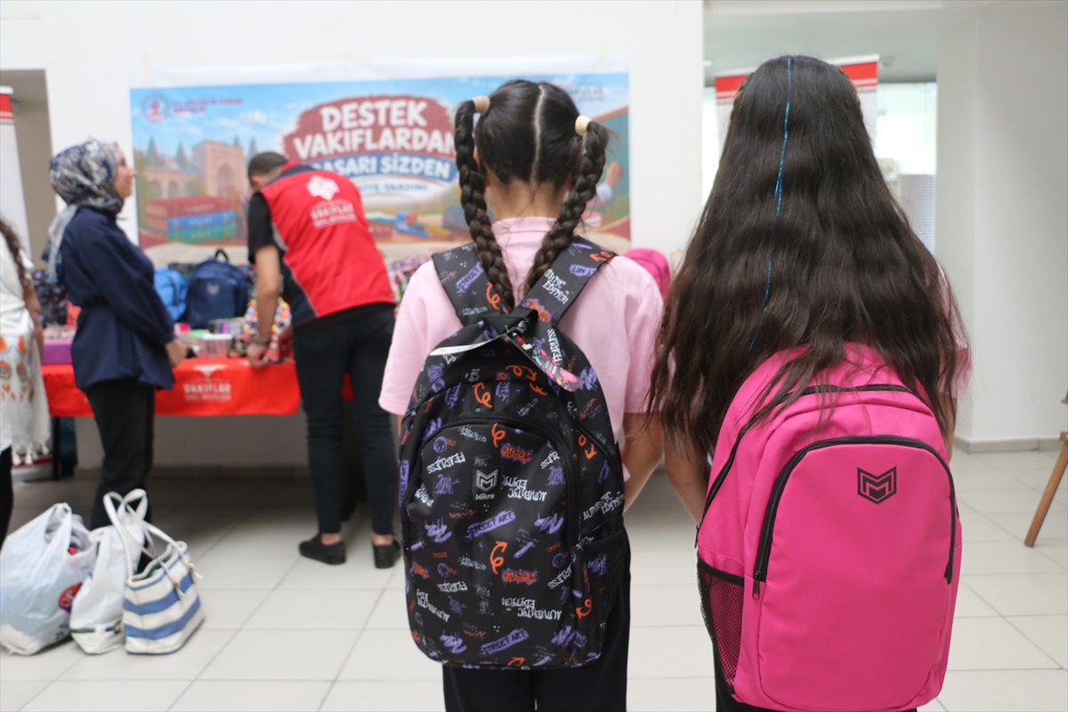 Kütahya\'da ihtiyaç sahibi 350 öğrenciye kırtasiye desteği verildi