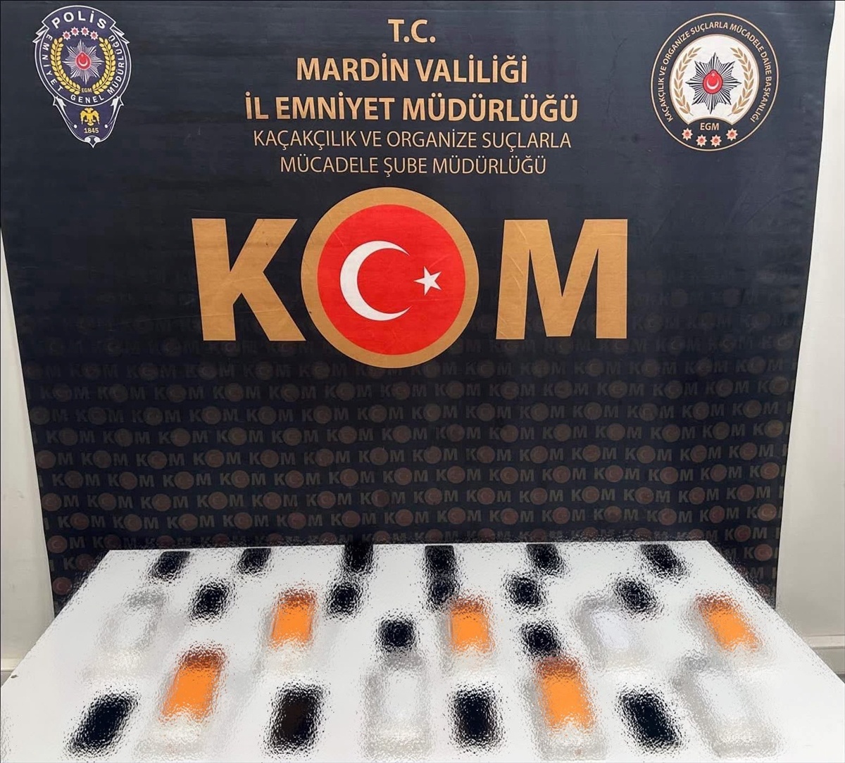 Mardin\'de iki araçta 26 kaçak cep telefonu ele geçirildi, 3 şüpheli yakalandı
