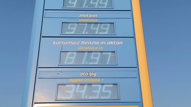 Osmaniye Kadirli'de mazot zammına çiftçiden tepki, traktör tarlada kaldı