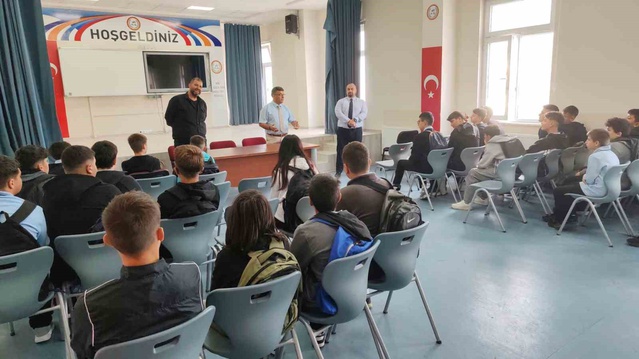 Eskişehir'de meslek lisesi 9'uncu sınıflara sektör temsilcileriyle söyleşi düzenlendi
