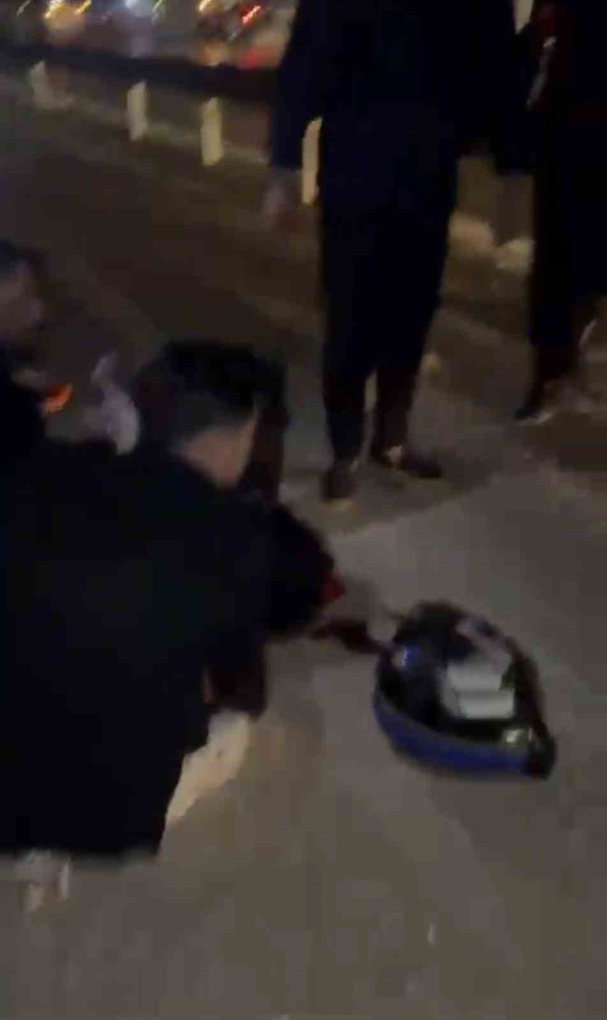 Bursa\'da motosiklet sürücüsü bariyerlere çarptı, gençler telefon ışığıyla ambulansı yönlendirdi