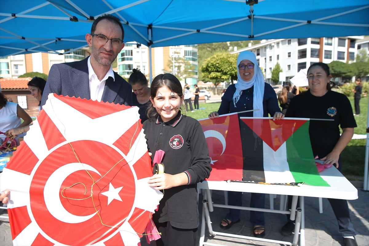 Muğla\'da öğrenciler Gazzeli çocuklar için uçurtma uçurdu