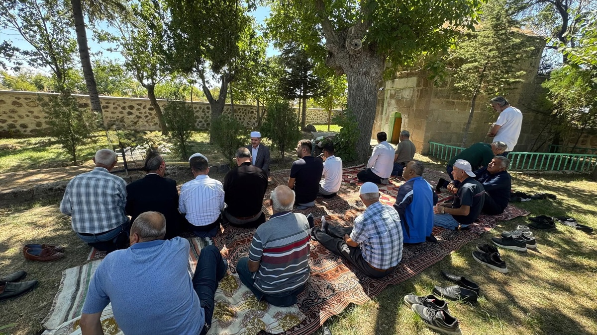Niğde Altunhisar\'da 480 yıllık Şeyh Ahmet Türbesi bakım sonrası yeniden ibadete açıldı