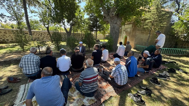 Niğde Altunhisar'da 480 yıllık Şeyh Ahmet Türbesi bakım sonrası yeniden ibadete açıldı