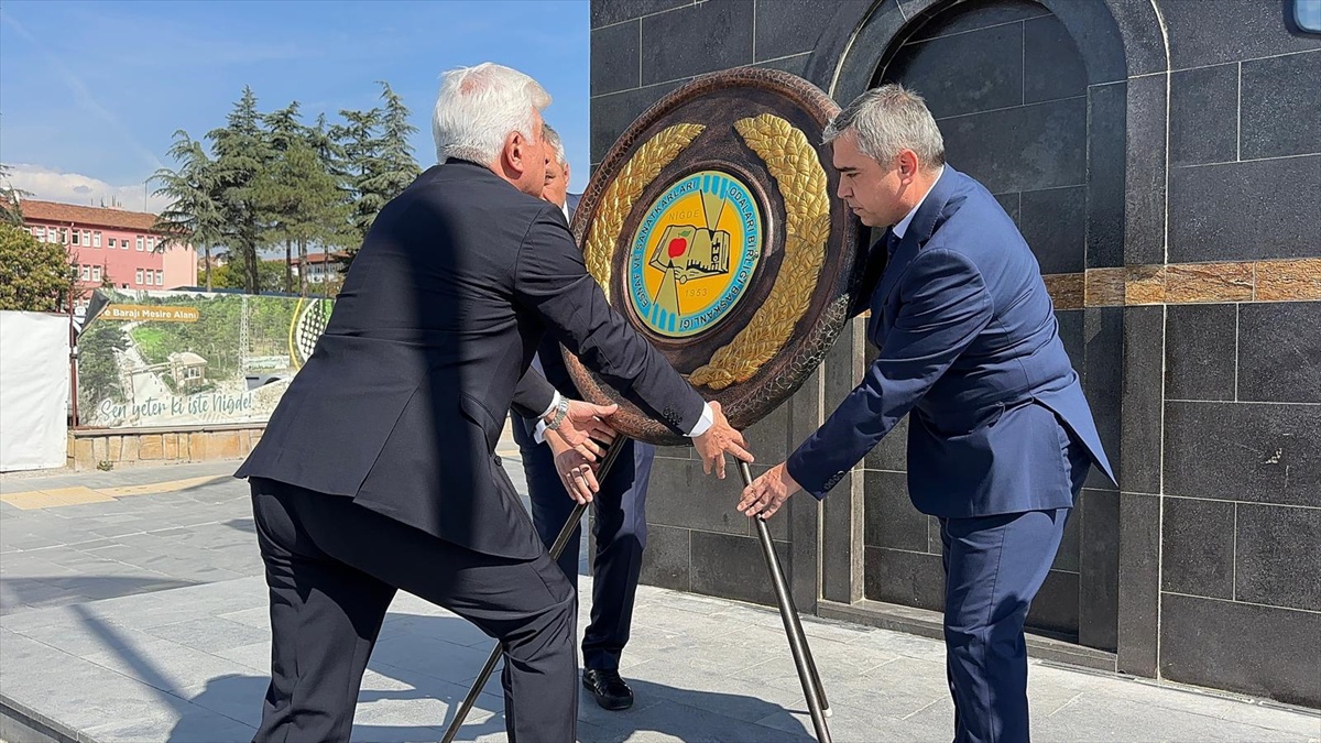 Niğde\'de Ahilik Haftası çelenk sunumuyla başladı, esnaf ürünlerini tanıtacak