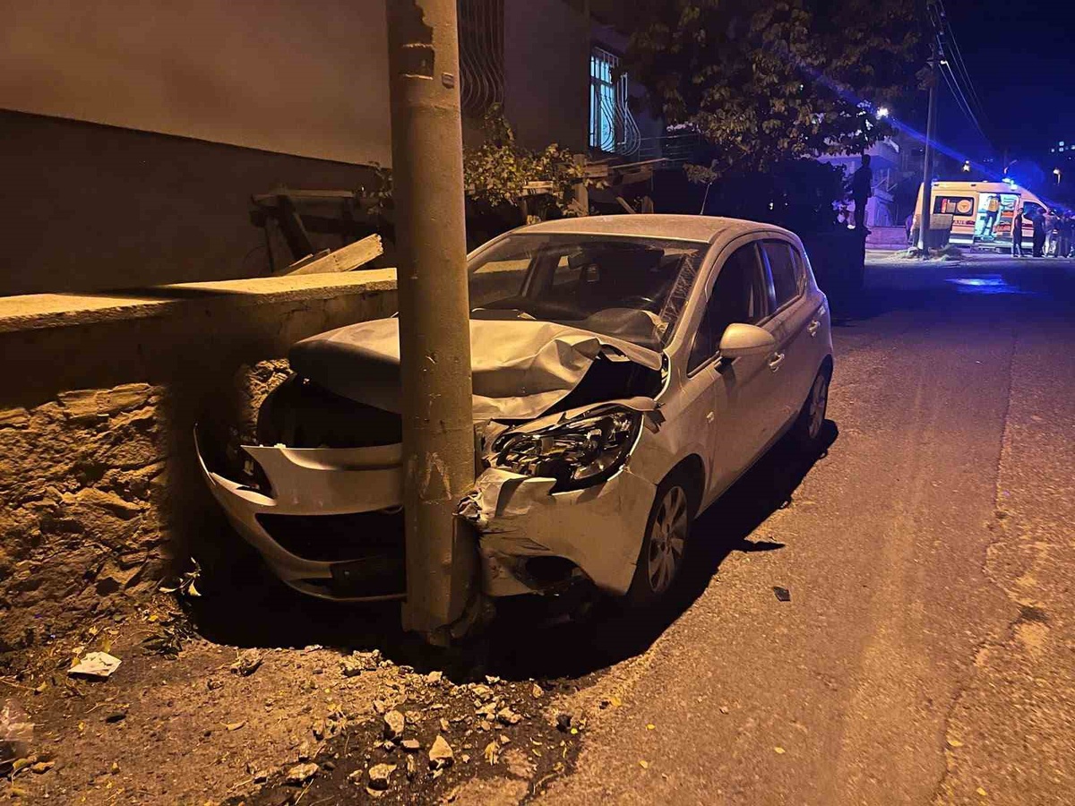 Niğde\'de iki otomobil çarpıştı, 5 kişi yaralanarak hastaneye kaldırıldı