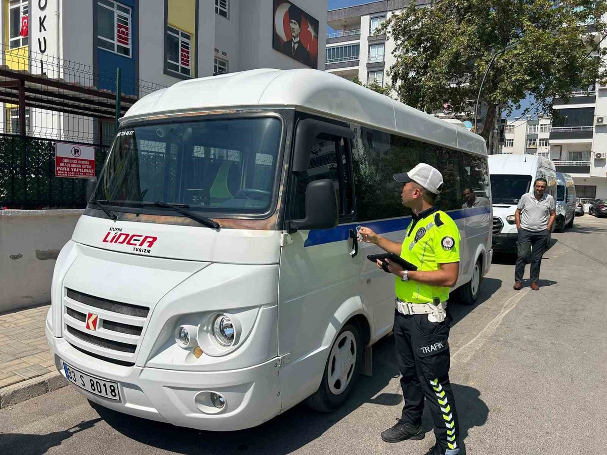 Silifke\'de okul çevrelerinde trafik denetimi başladı, servis araçları da kontrol ediliyor