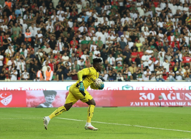 Trabzonsporlu Onana 7 maçta 30 kurtarış yaptı, 222 pasın 165'i isabetli